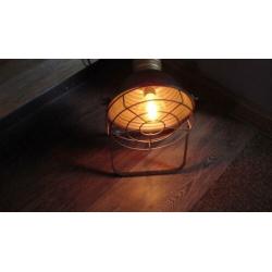 staande industriële lamp met raster