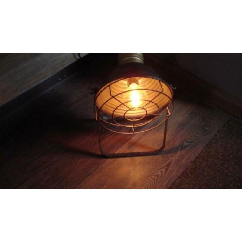 staande industriële lamp met raster