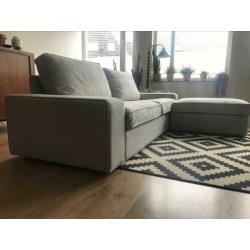 Grijze drie persoons bank + hocker KIVIK