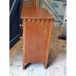 Houten ladenkastje met 3 (drie) lades