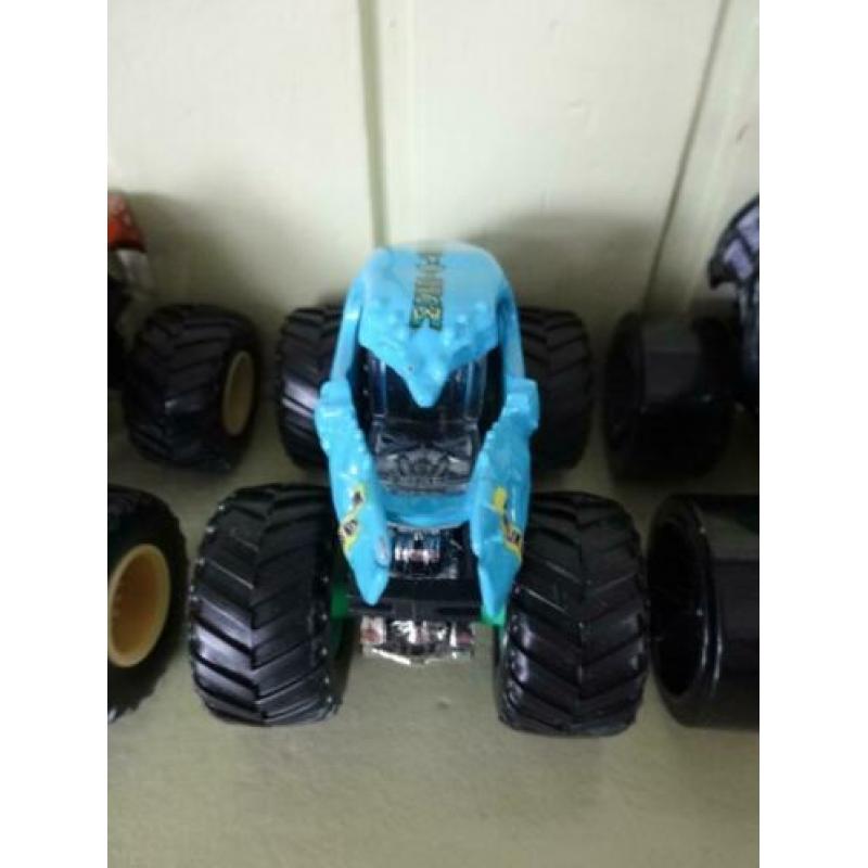 hotwheels monster trucks van mattel schaal 1:64