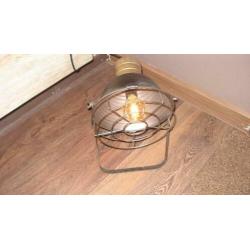 staande industriële lamp met raster