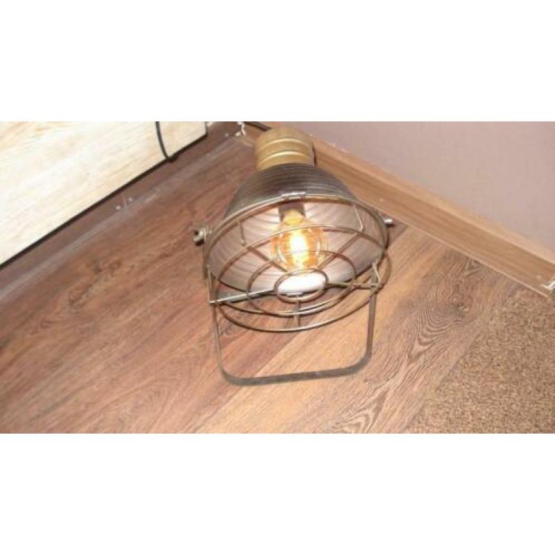 staande industriële lamp met raster