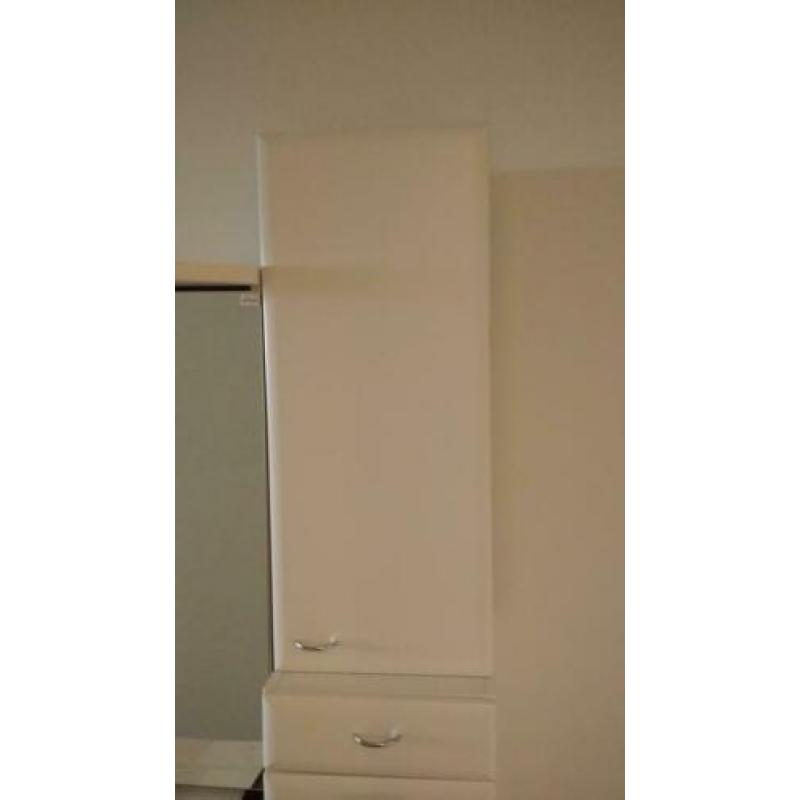 Badkamer kastjes 2x en spiegel