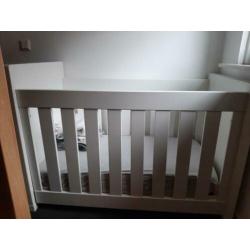 Stevig houten ledikant voor baby en peuter, kleur wit