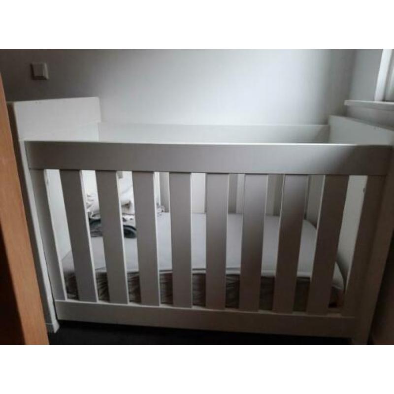 Stevig houten ledikant voor baby en peuter, kleur wit