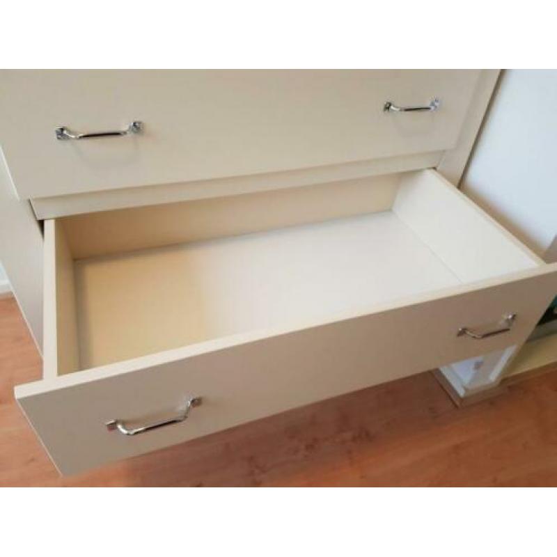 Commode met muurplank