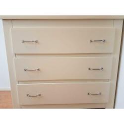 Commode met muurplank