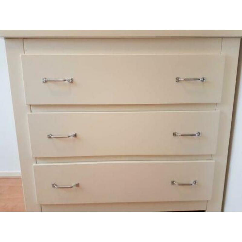 Commode met muurplank