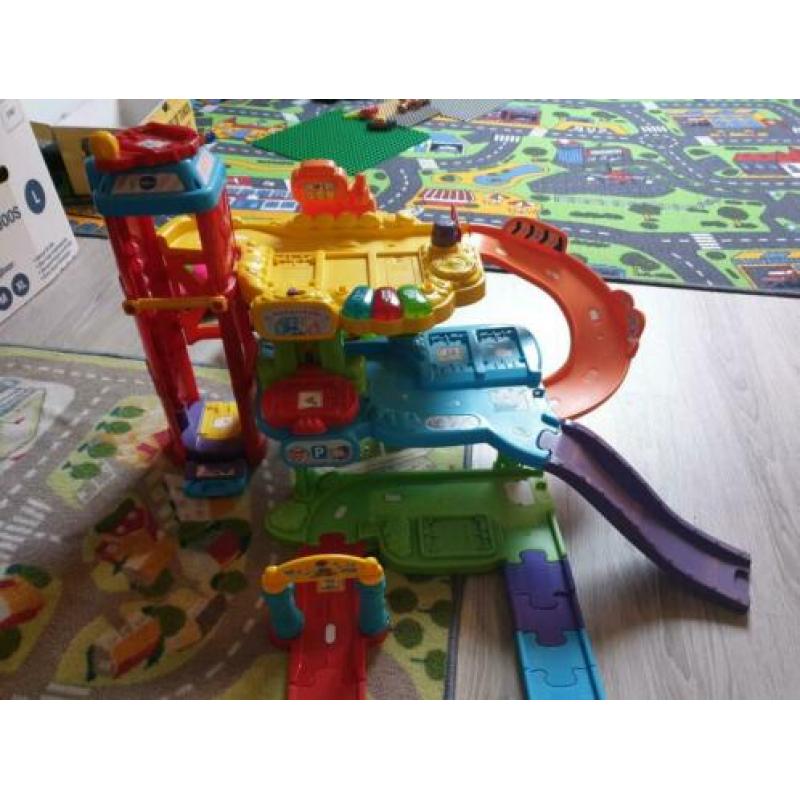 Toet toet auto garage + extra weg onderdelen