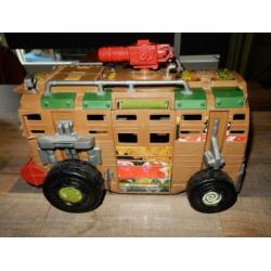 Ninja Turtle bus met ninja turtles.