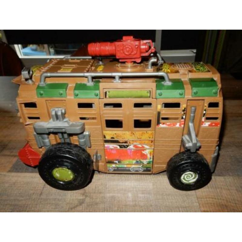 Ninja Turtle bus met ninja turtles.