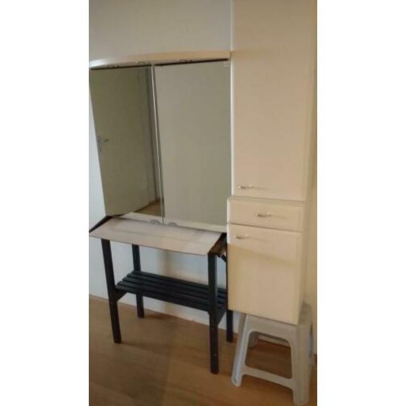 Badkamer kastjes 2x en spiegel