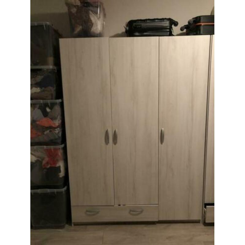 Kledingkast 2 voor 150€! Zsm op te halen