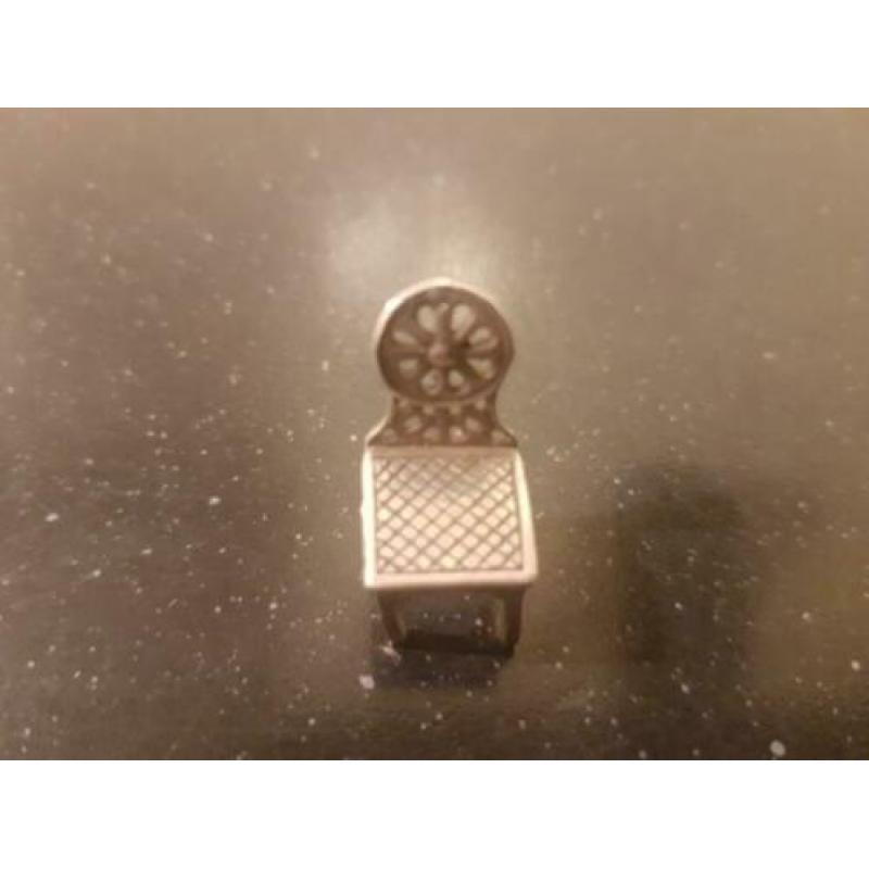 Antiek zilveren miniatuur stoeltje
