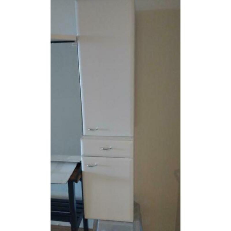Badkamer kastjes 2x en spiegel