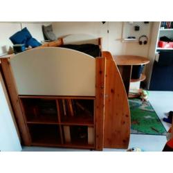 Half hoogslaper met bureau en kastje