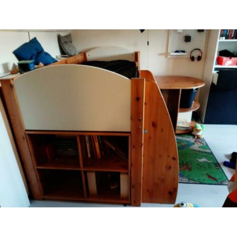 Half hoogslaper met bureau en kastje