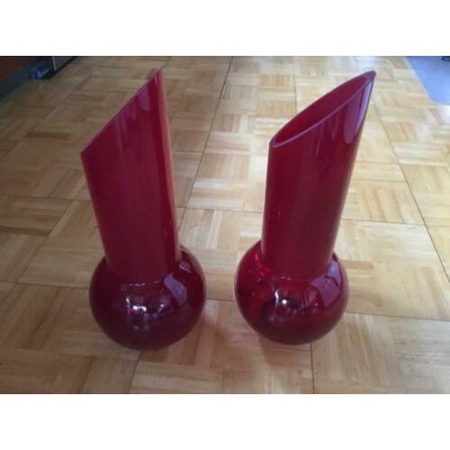 2 handgemaakte rode glazen vazen 48 cm hoog