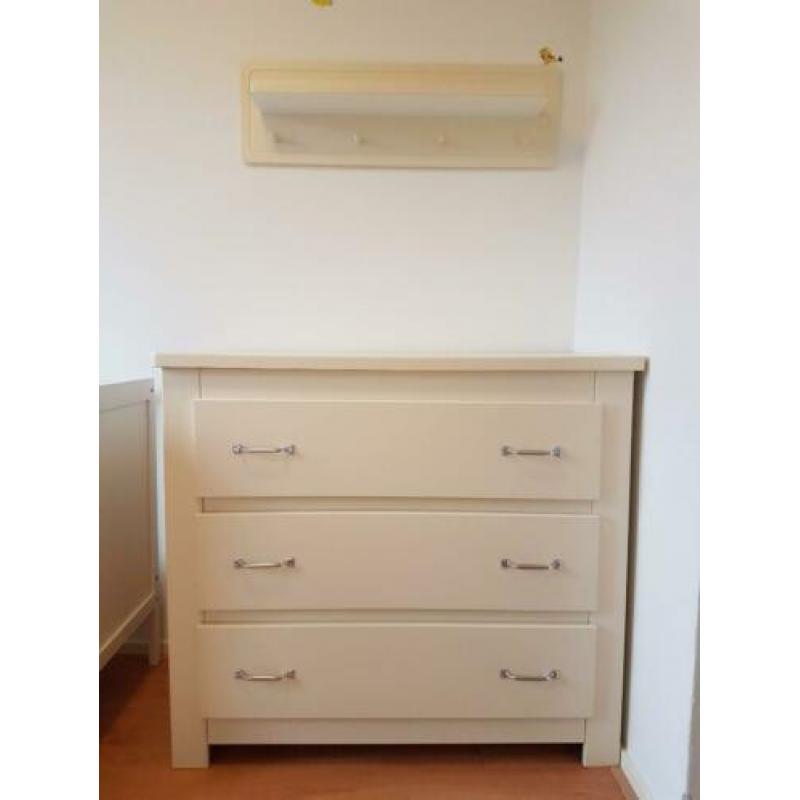 Commode met muurplank