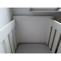 Stevig houten ledikant voor baby en peuter, kleur wit