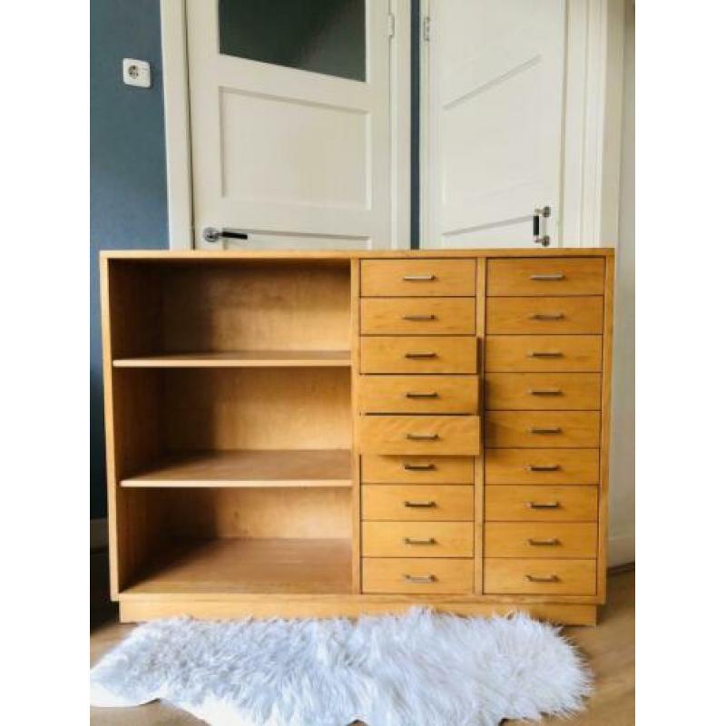 Vintage schoolkast ladekast boekenkast school retro kast