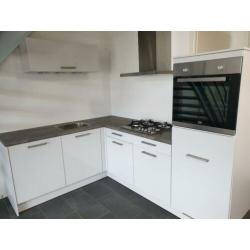 INNOVARE KEUKENS: Hoogglans Showroomkeuken COMPLEET !