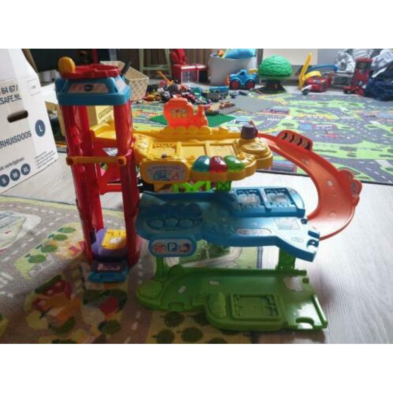 Toet toet auto garage + extra weg onderdelen