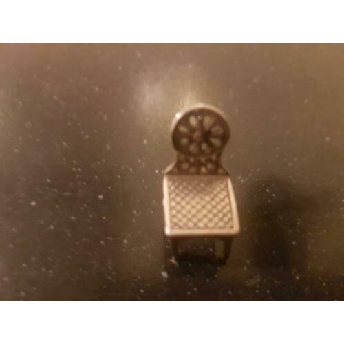 Antiek zilveren miniatuur stoeltje