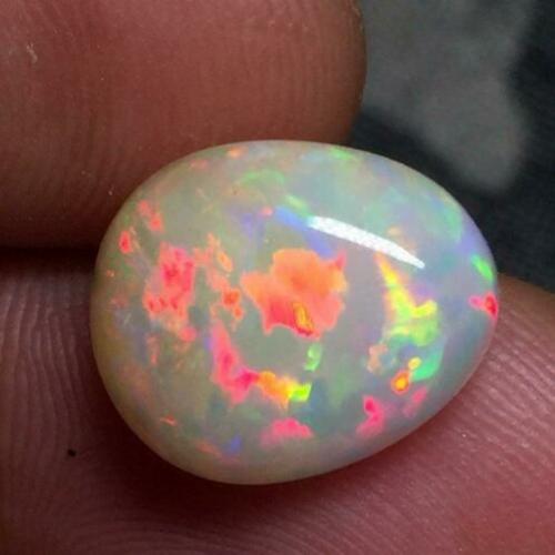 5.16 cts - Bright cabochon welo opal - cabochon. OPAAL