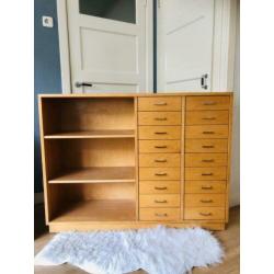 Vintage schoolkast ladekast boekenkast school retro kast