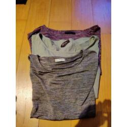 7 tops, 8 t-shirts, 7 shirts, 6 truien, 1 broekpak, 8 jurken