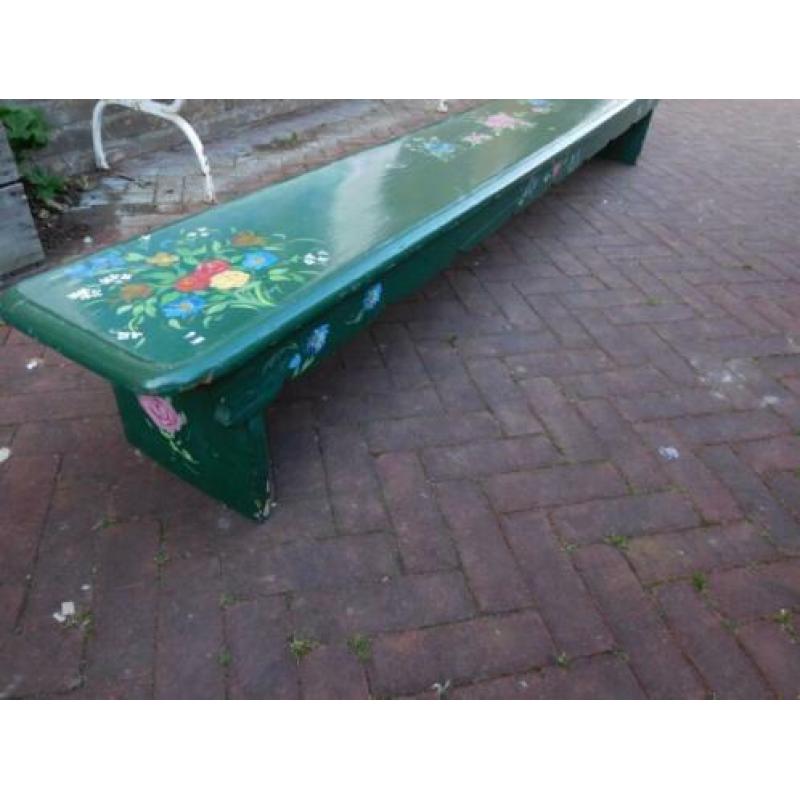 Oud binnen bankje