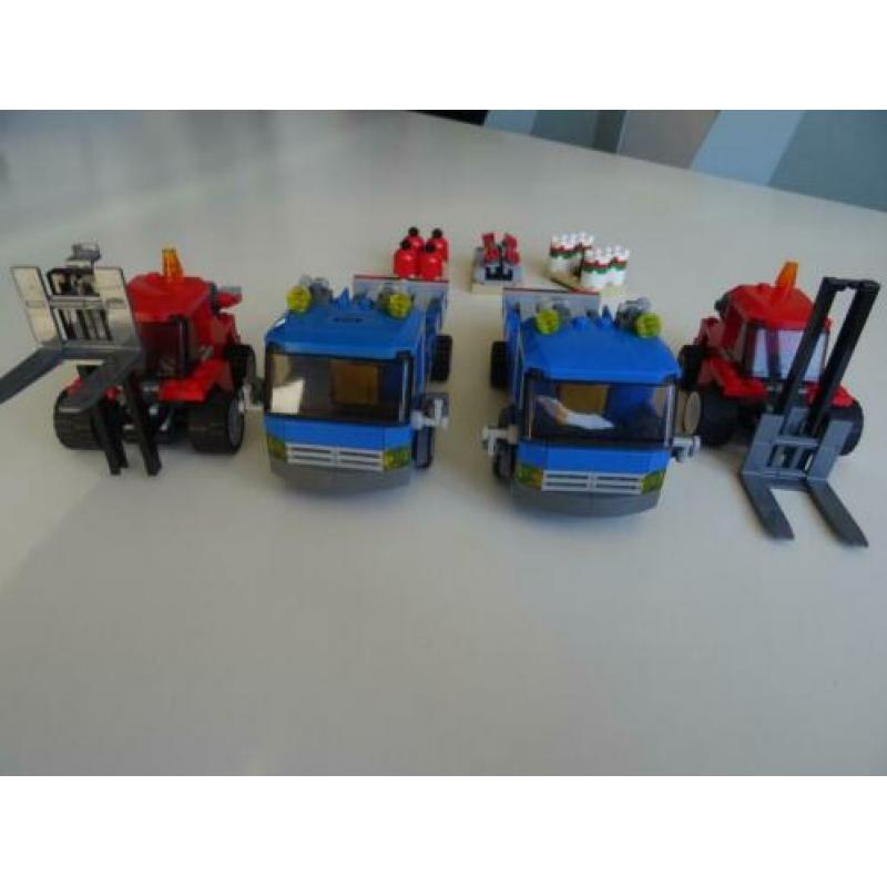 2 Lego City vrachtwagens met heftruck