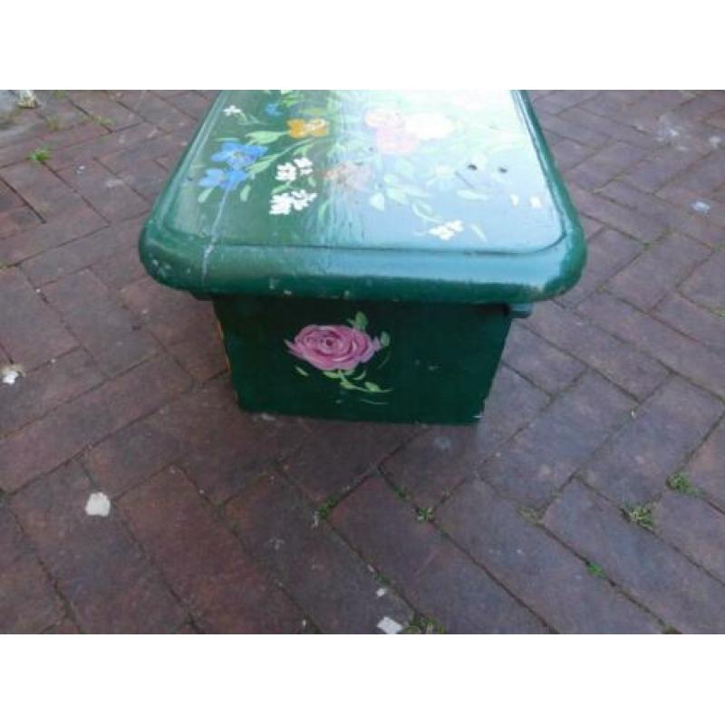 Oud binnen bankje