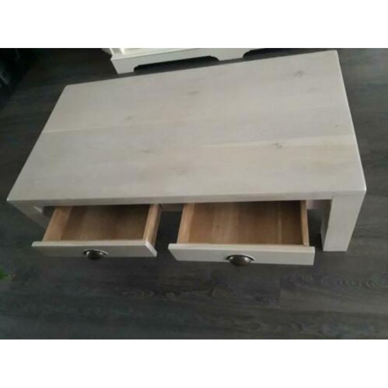 Mooie en nette massief eiken salontafel