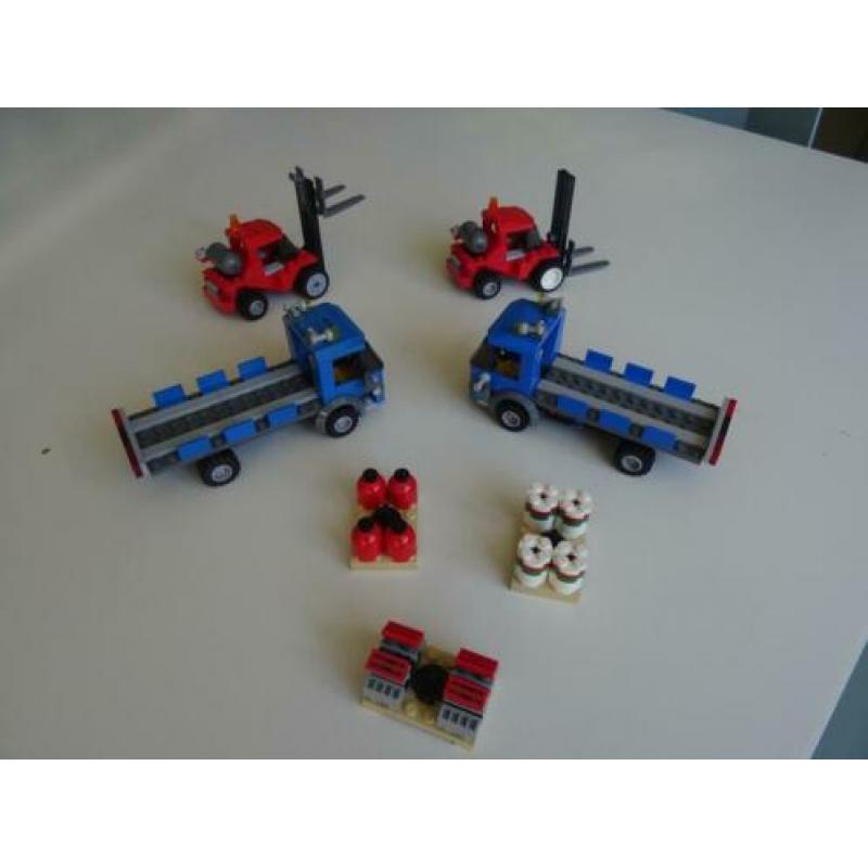 2 Lego City vrachtwagens met heftruck