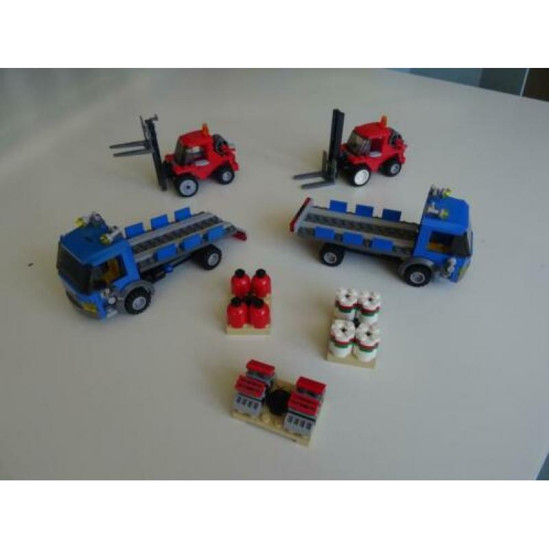 2 Lego City vrachtwagens met heftruck
