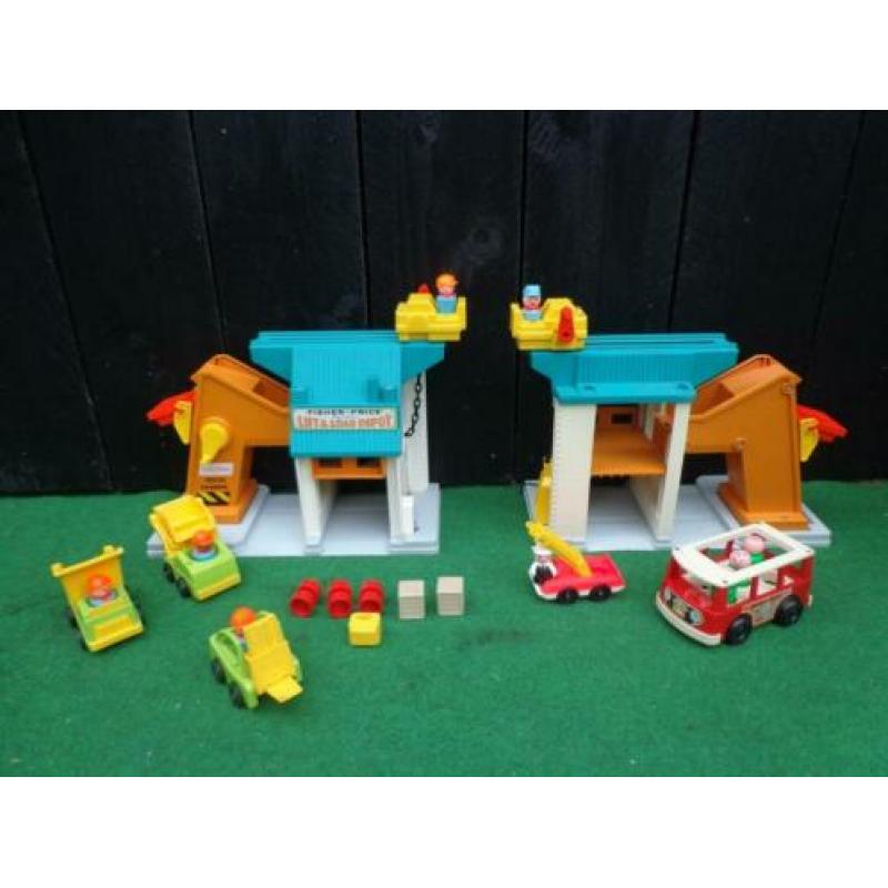 2 Vintage Fisher Price Lift and Load Depot 942 uit 1976 +bus