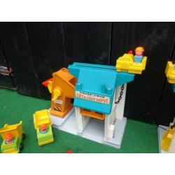 2 Vintage Fisher Price Lift and Load Depot 942 uit 1976 +bus