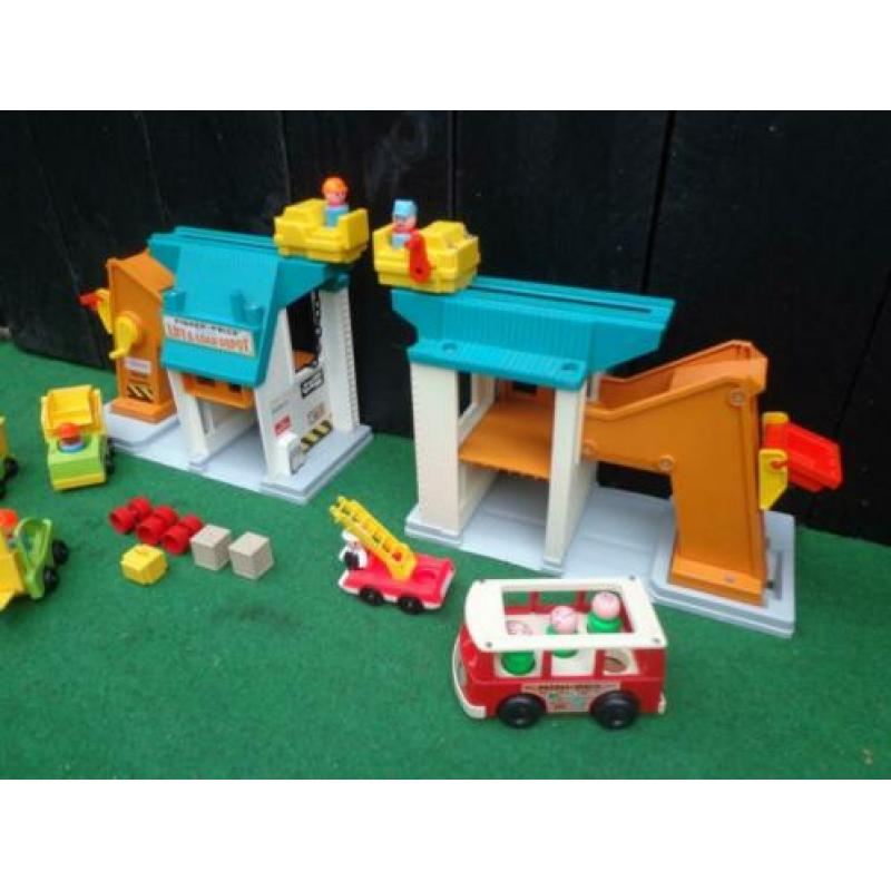 2 Vintage Fisher Price Lift and Load Depot 942 uit 1976 +bus