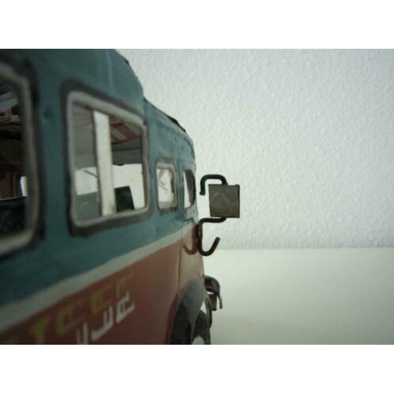 handgemaakte Afrikaanse bus van gerecycled blik