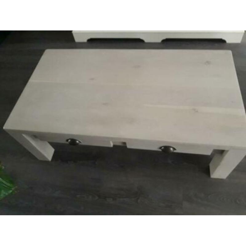 Mooie en nette massief eiken salontafel