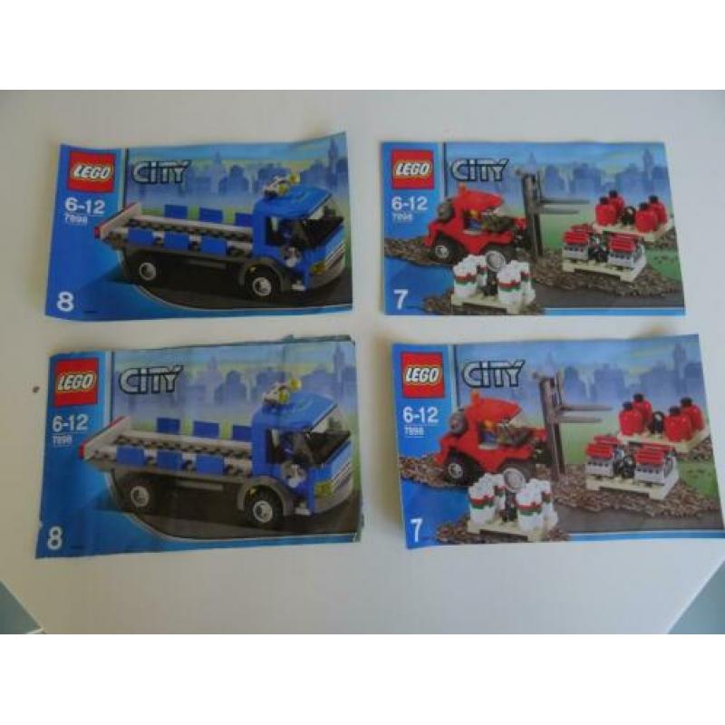 2 Lego City vrachtwagens met heftruck
