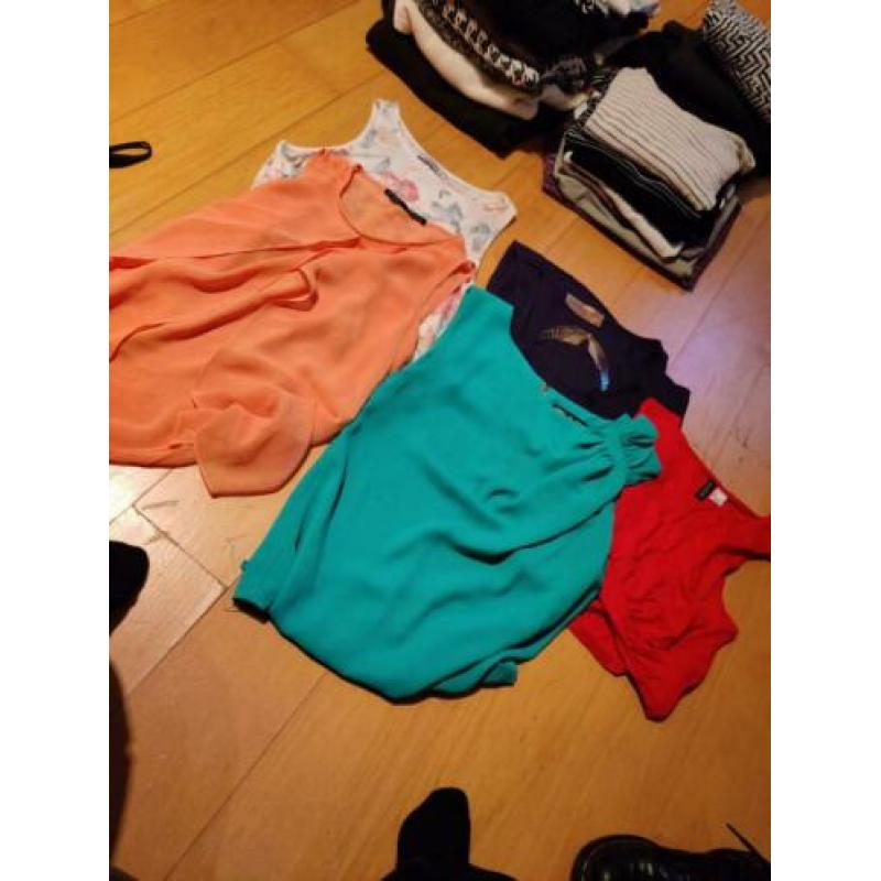 7 tops, 8 t-shirts, 7 shirts, 6 truien, 1 broekpak, 8 jurken