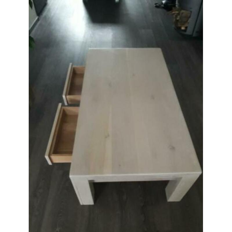 Mooie en nette massief eiken salontafel