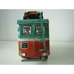 handgemaakte Afrikaanse bus van gerecycled blik