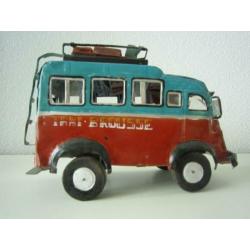 handgemaakte Afrikaanse bus van gerecycled blik
