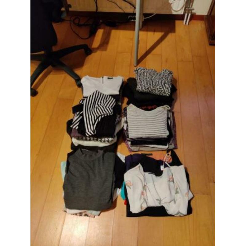 7 tops, 8 t-shirts, 7 shirts, 6 truien, 1 broekpak, 8 jurken