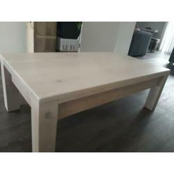 Mooie en nette massief eiken salontafel